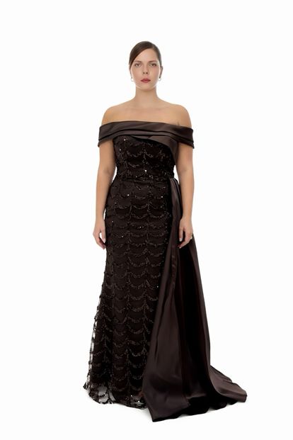 فستان سهرة بني اللون مزين بالترتر وياقة من الساتان، بمقاسات كبيرة